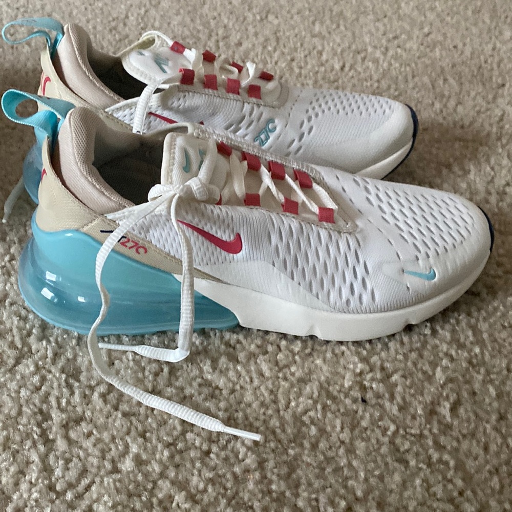 Never worn Nike Max 270